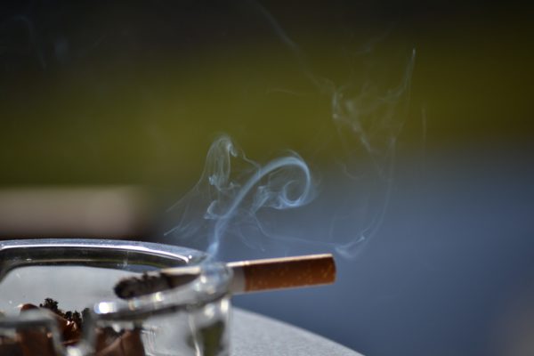 Tabakrauch und Zigarettenqualm